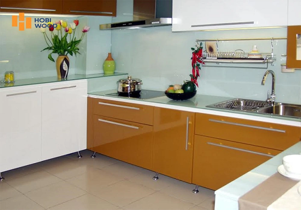 Kính - vật liệu ốp tường phổ biến cho phòng bếp, nhà tắm
