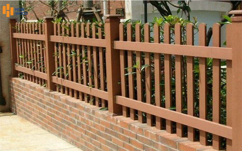 Trụ pergola gỗ nhựa HobiWood ứng dụng làm hàng rào sân vườn