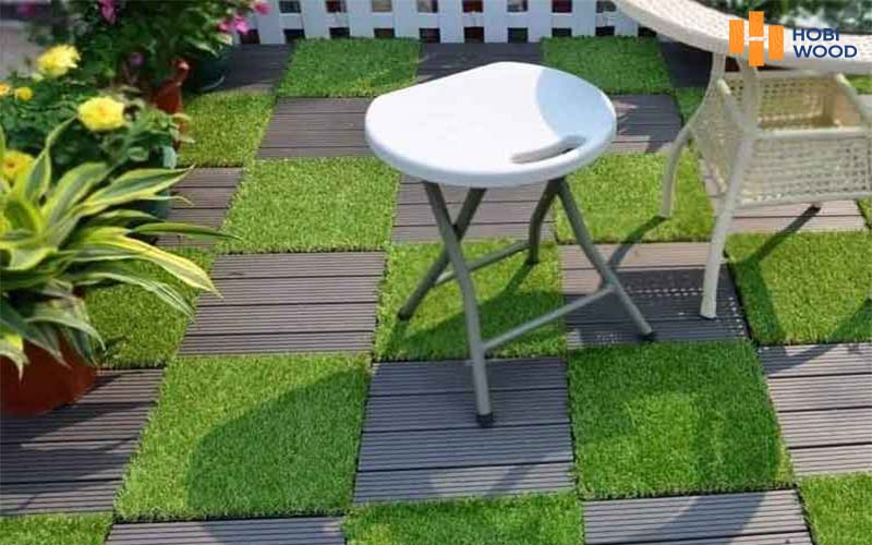 Vỉ gỗ nhựa ngoài trời kết hợp với thảm cỏ để trang trí sàn sân vườn