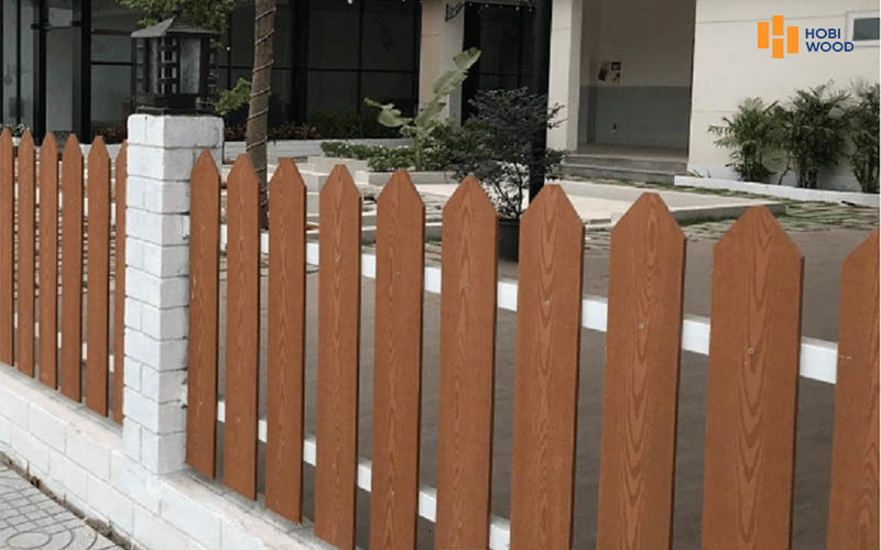 Hàng rào từ thanh đa năng gỗ nhựa HobiWood theo chiều đứng
